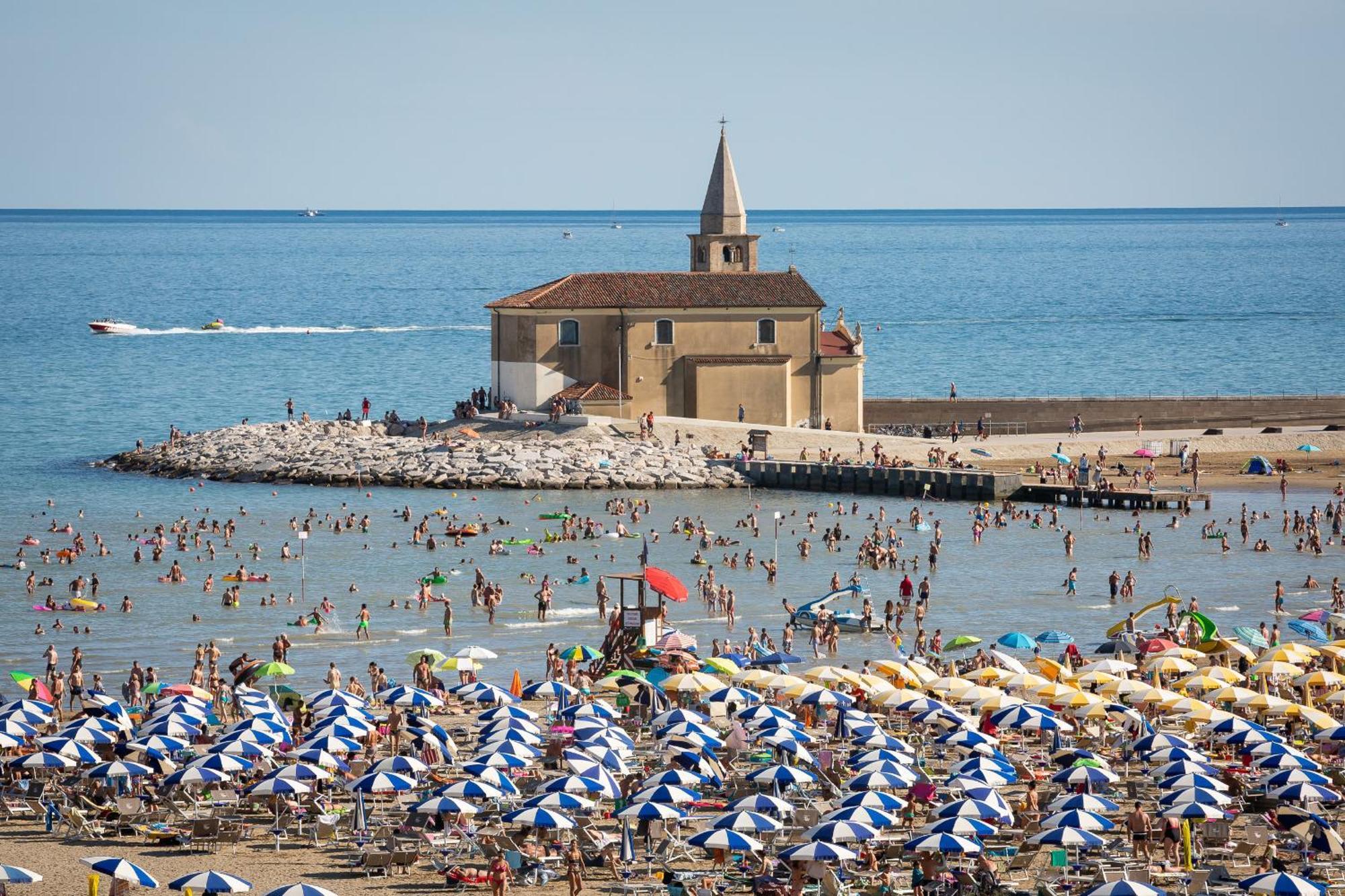 Ferrari Apartments Ponente Caorle Bagian luar foto